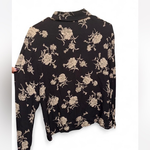 Vintage 90s Jones New York Black and Cream Floral Button Down Blouse - Picture 7 of 8